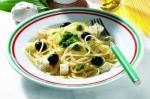 Spaghetti mit Pesto, Feta und Oliven - für 4 Personen