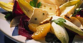 Fruchtiger Chicoree Salat mit Käse - Rezept für 2 Personen